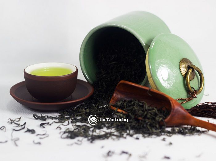Dùng hủ thủy tinh có màu đục hoặc các loại hủ bằng sứ để bảo quản trà