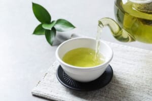 Bạn nên tự pha trà xanh ở nhà để uống thay vì mua các loại trà xanh đóng chai